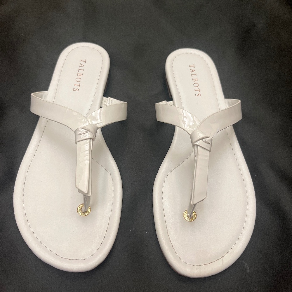 Like New, Very Pretty, High Quality White Patent Leather Thong Sandals.  Sz. 9.
